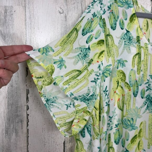 Torrid cactus print blouse top button up in back green white size 3 plus size 3X - Picture 4 of 7